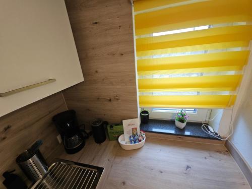 una habitación con una ventana con una persiana amarilla en Allgaeuerferienwohnung Schneider, en Woringen