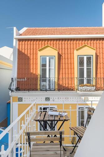 Cozy Lisbon Retreat by the City Center with Balcony