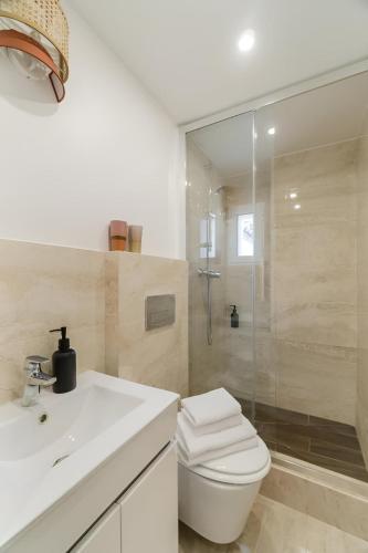 Cozy Lisbon Retreat by the City Center with Balcony