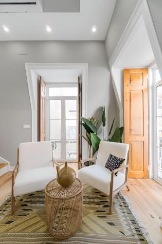 Cozy Lisbon Retreat by the City Center with Balcony