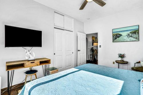 een slaapkamer met een bed en een flatscreen-tv bij Edgewater- River Cottage in Edgewater