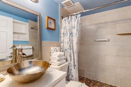 een badkamer met een wastafel en een douche bij Daytona Harbour Beach Resort 213 in Seabreeze