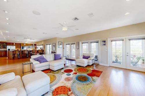 een woonkamer met witte banken en een tapijt bij NSB Indian River Waterfront Gem in Cedar Island