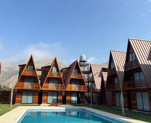 Swimmingpoolen hos eller tæt på Alpinas Natural Suites