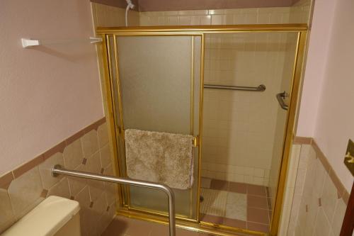 Haven on Indigo في ميسا: دش مع باب زجاجي في الحمام