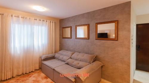 sala de estar con sofá contra la pared en Apartamento em Londrina no Centro da cidade, en Londrina