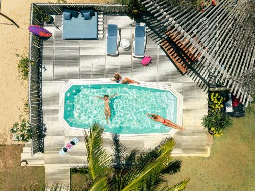 two people are swimming in a swimming pool at Casa Tavarua na Taíba in Taíba
