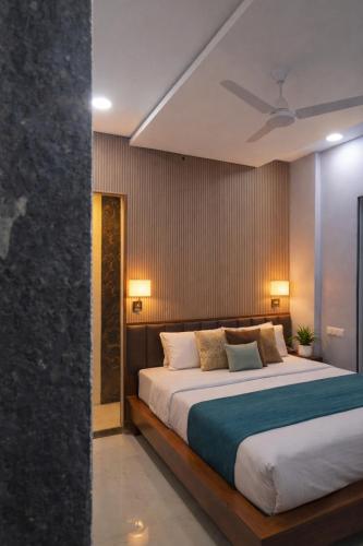 a bedroom with a large bed and two lamps at ll EMPYREAN STAYS ll G0DFATHER VILLA ll MASTERPIECE ll 4BHK ll AC ll LARGEST POOL ll in Lonavala