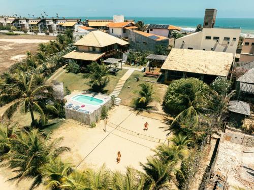 an aerial view of a resort with a swimming pool at Casa Tavarua na Taíba in Taíba