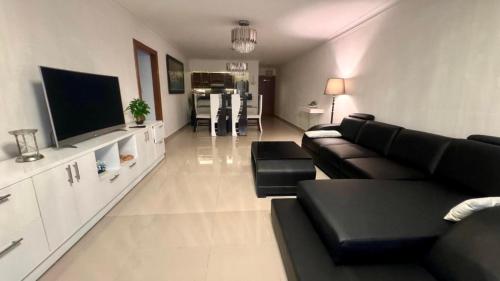 ein Wohnzimmer mit Sofa und Flachbildfernseher in der Unterkunft Malecón view mar apartment in Colorado