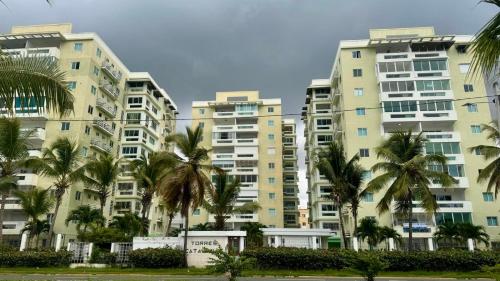 eine Gruppe von hohen Gebäuden mit Palmen davor in der Unterkunft Malecón view mar apartment in Colorado