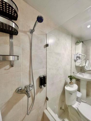 a shower in a bathroom with a toilet and a sink at Malecón view mar apartment in Colorado