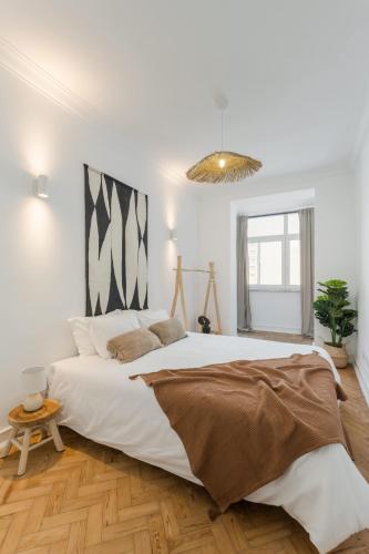 Elegant Lisbon 2BR Apartment with Balcony