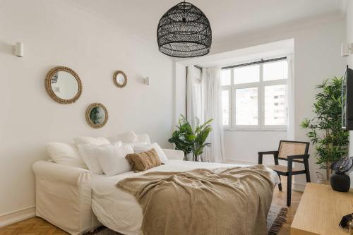 Elegant Lisbon 2BR Apartment with Balcony