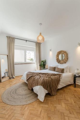 Elegant Lisbon 2BR Apartment with Balcony