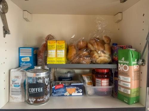 een plank in een koelkast gevuld met voedsel bij Casa Tricy B&B in Bologna