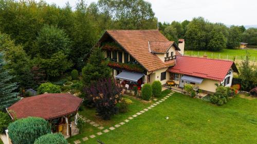 ein Modell eines Hauses mit rotem Dach in der Unterkunft Casa Csiki in Râșnov