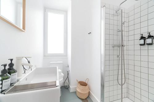 Charming Lisbon 2BR Apartment with Balcony