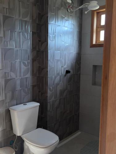 een badkamer met een toilet en een douche bij Morada do Sol Petar in Iporanga