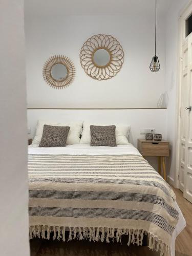 Postel nebo postele na pokoji v ubytování El mirador de la Puerta Talavera