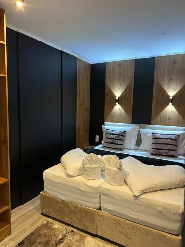 Un dormitorio con dos camas con almohadas blancas. en Apartmenthaus Zeuthen, en Zeuthen