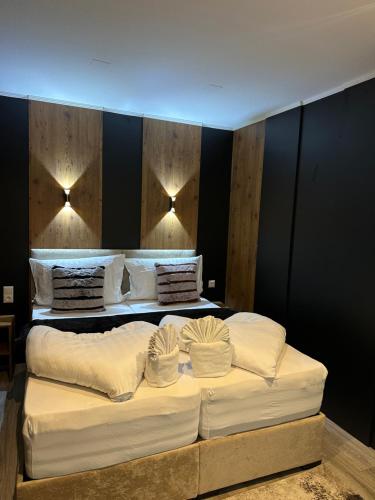 Un dormitorio con una cama grande con sábanas y almohadas blancas. en Apartmenthaus Zeuthen, en Zeuthen