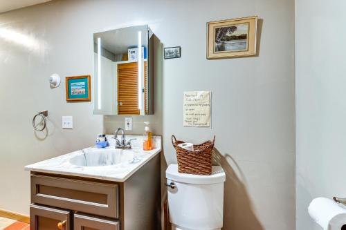 un bagno con lavandino e WC di Panoramic Upstate Views Tranquil Home on 70 Acres a Prattsburg