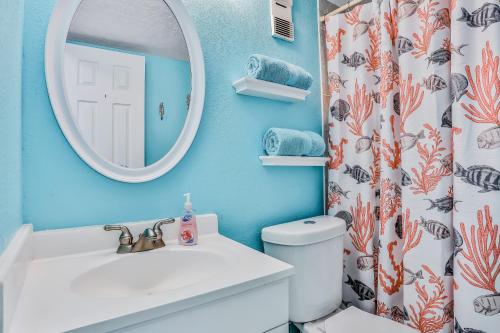 un bagno con lavandino, specchio e WC di Daytona Seagull's Nest Harbour Beach 608 a Seabreeze