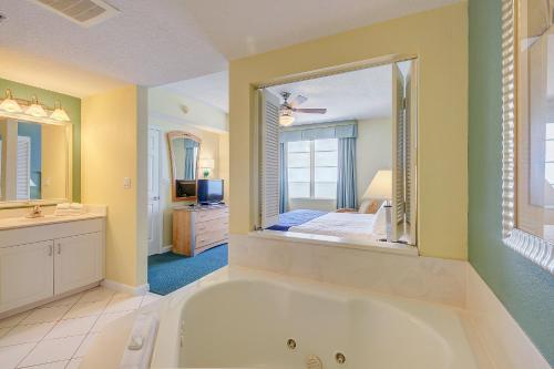 een grote badkamer met een bad en een slaapkamer bij Daytona Ocean Walk 2424A in Seabreeze