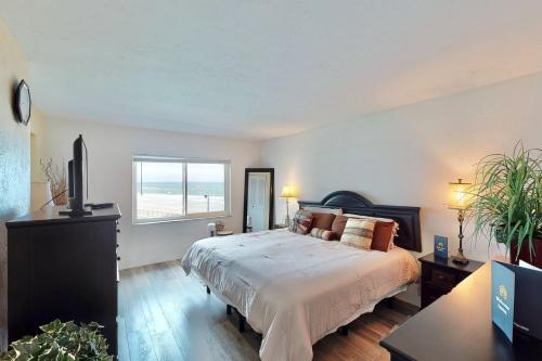 een slaapkamer met een groot bed en een raam bij Daytona Atlantico 32 in Ortona