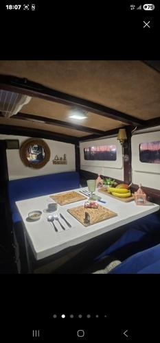 een tafel achterin een boot met een maaltijd bij La Pepa in Valencia