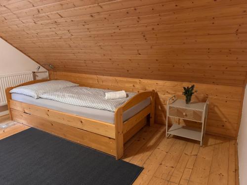 カールスボリにあるChata Eliškaの木製の天井の客室のベッド1台分です。