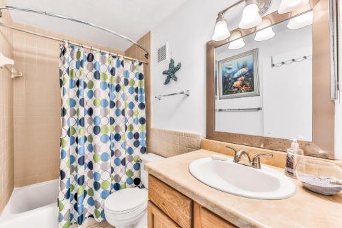 een badkamer met een wastafel, een toilet en een douche bij Daytona Atlantico 32 in Ortona