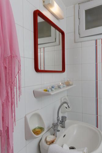 Ένα μπάνιο στο Remi Apartments