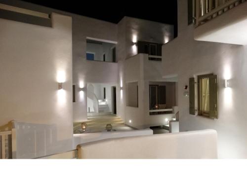 baño con paredes blancas y lavamanos en Anassa Suites, en Naxos Chora