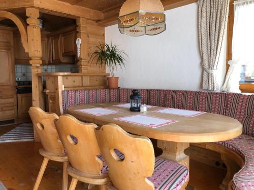 een eetkamer met een tafel en een bank bij Hotel Sonnleiten in Reit im Winkl