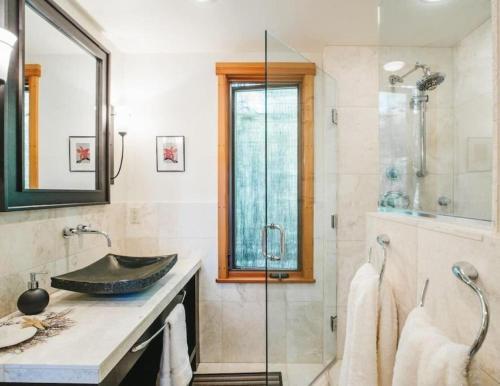 Ванная комната в Luxe Beachfront, Hot Tub, Kayaking, Walk to Town