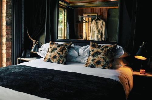 Sir Joseph Terry Room with Hot Tub and Terrace
