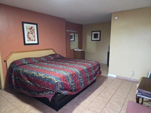 En eller flere senge i et værelse på Relax Motel by Hotel O Arlington TX