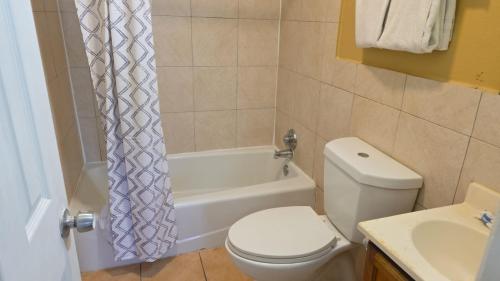 Et badeværelse på Relax Motel by Hotel O Arlington TX