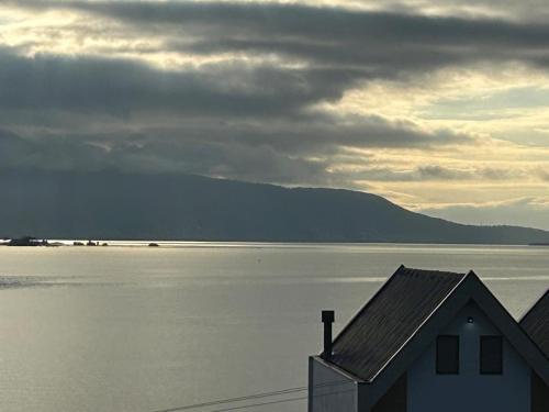 una casa sulla riva di uno specchio d'acqua di Casa Maria Mar a São José