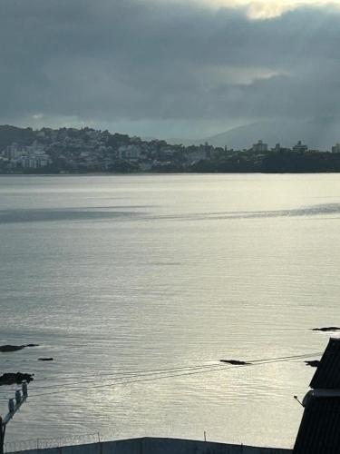 a large body of water with a city in the background at Casa Maria Mar in São José
