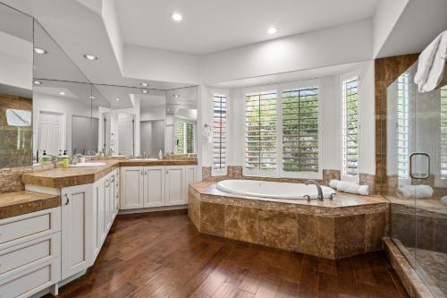 Et badeværelse på Luxury Haven Estate