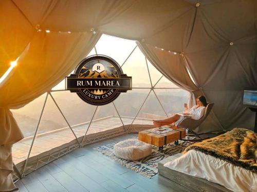 een man die in een kamer in een tent zit bij RUM MAREA lUXURY CAMP in Wadi Rum