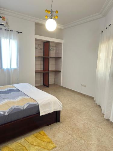 ein Schlafzimmer mit einem Bett und einem Kronleuchter in der Unterkunft Deckon 