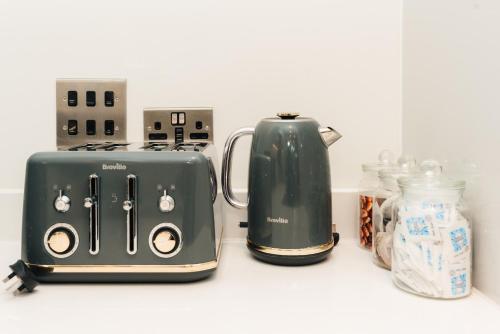 a toaster and toaster sitting on a counter at LUX 3BDR Riverside Duplex Mansionette By LCY & ExCeL I 20mins to Central London in London