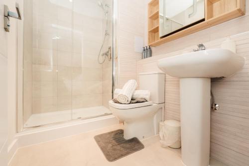 a bathroom with a sink and a toilet and a shower at LUX 3BDR Riverside Duplex Mansionette By LCY & ExCeL I 20mins to Central London in London