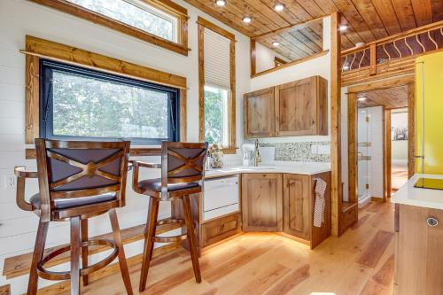 Kuchyň nebo kuchyňský kout v ubytování Tiny in Paradise! Near Chico, Sage and Yellowstone
