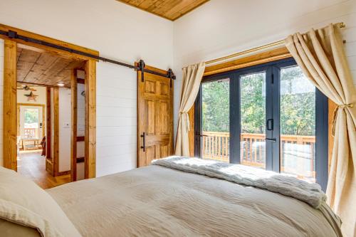 Postel nebo postele na pokoji v ubytování Tiny in Paradise! Near Chico, Sage and Yellowstone