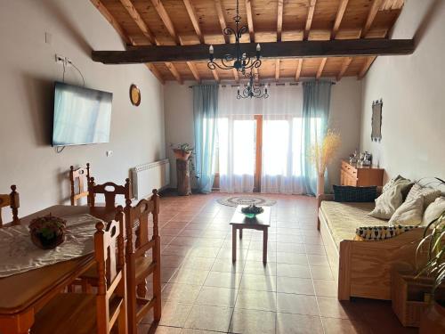 TV a/nebo společenská místnost v ubytování Casa Rural "Corral del Toro"